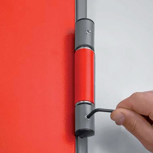 Hinge détail on the insulated multipurpose door