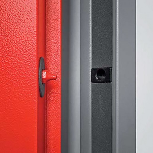 Security points detail on the metal fire door EI2 60